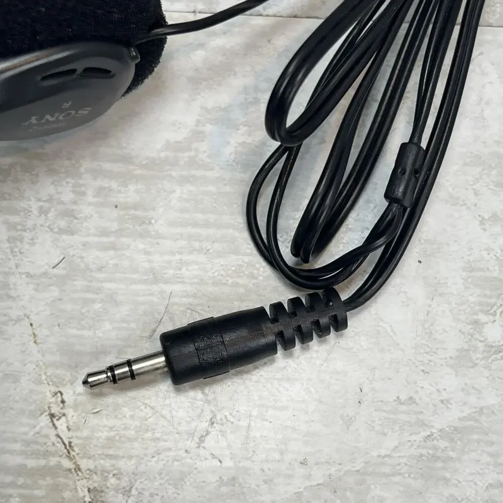Sony SRF-39 FM/AM Walkman Portable Radio & Belt Clip W/Headphones TRH-2 Tested